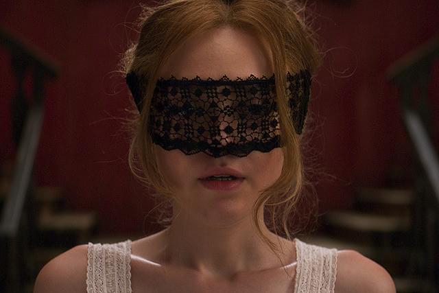 目隠しをされたダコタ・ファニング