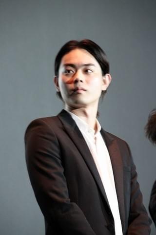菅田将暉、関空からヘリで移動！「火花」プレミアのため釜山から駆けつける