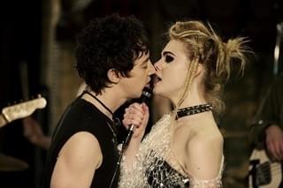 エル・ファニング、ステージでキス!?「パーティで女の子に話しかけるには」新劇中カット公開