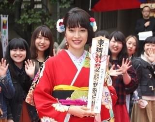 広瀬すず、恋愛成就祈願！「素敵な恋ができますように」