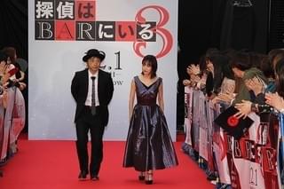 大泉洋「探偵はBARにいる3」レッドカーペットでトーク止まらず！