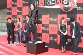 大泉洋「探偵はBARにいる3」レッドカーペットでトーク止まらず！