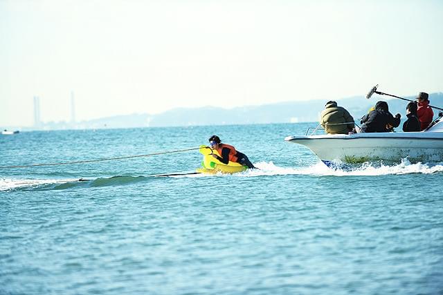 極寒の海でバナナボートにしがみつく太賀