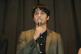 太賀は“みんなのおもちゃ”!? 1日中いじられてボヤキ節「どいつもこいつも」