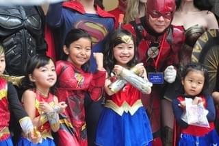 バットマン、ワンダーウーマンがゴミ拾い！“ジャスティス・リーグ”は台風に負けない