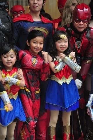 バットマン、ワンダーウーマンがゴミ拾い！“ジャスティス・リーグ”は台風に負けない