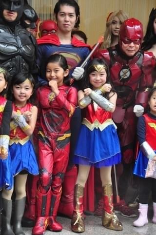 バットマン、ワンダーウーマンがゴミ拾い！“ジャスティス・リーグ”は台風に負けない