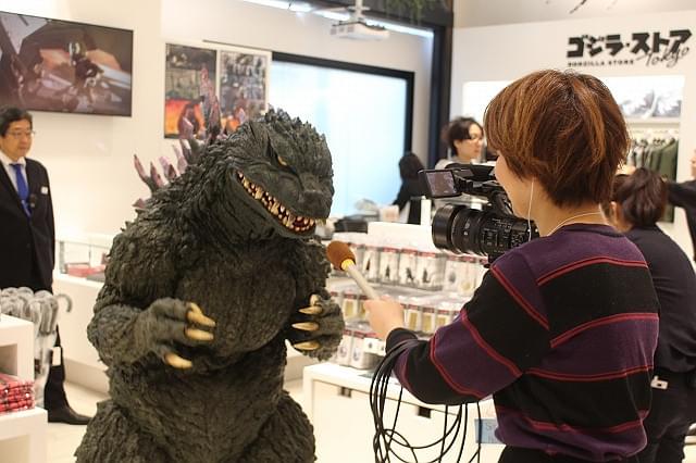 インタビューを受けるゴジラ
