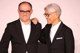 坂本龍一「SAMURAI賞」刀型トロフィーを振り回す！「戦メリ」撮影秘話も明かす