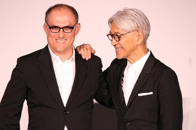 坂本龍一「SAMURAI賞」刀型トロフィーを振り回す！「戦メリ」撮影秘話も明かす