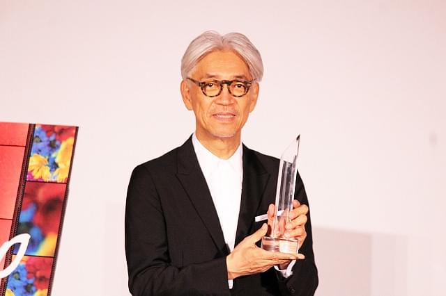 坂本龍一「SAMURAI賞」刀型トロフィーを振り回す！「戦メリ」撮影秘話も明かす