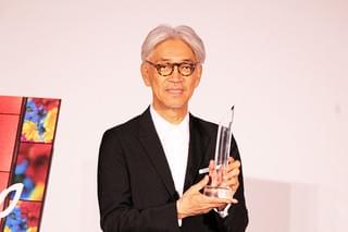 坂本龍一「SAMURAI賞」刀型トロフィーを振り回す！「戦メリ」撮影秘話も明かす