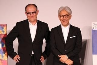 坂本龍一「SAMURAI賞」刀型トロフィーを振り回す！「戦メリ」撮影秘話も明かす