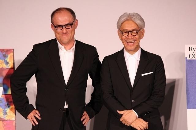 坂本龍一「SAMURAI賞」刀型トロフィーを振り回す！「戦メリ」撮影秘話も明かす