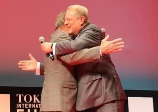 元米副大統領アル・ゴア氏、東京国際映画祭で旧友トミー・リー・ジョーンズと再会