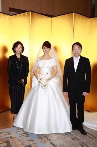 藤澤恵麻が挙式！オートクチュールドレスに身を包み清楚な微笑み