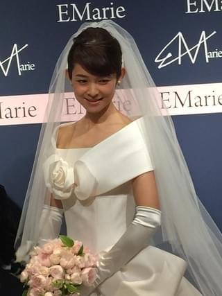 藤澤恵麻が挙式！オートクチュールドレスに身を包み清楚な微笑み