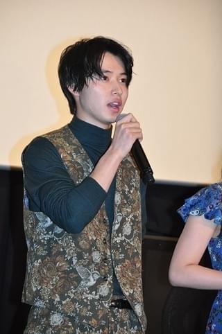 山崎賢人、“灰色”の高校生活に後悔？「壁ドンすればよかった」