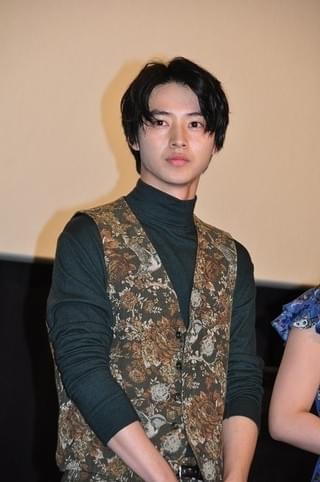 山崎賢人、“灰色”の高校生活に後悔？「壁ドンすればよかった」