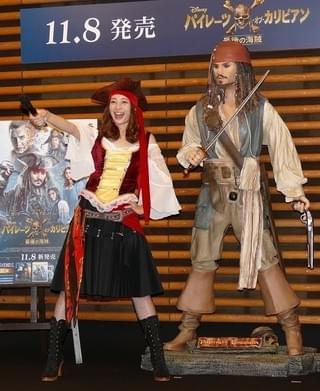 海賊ルック披露の足立梨花「パイレーツ」最新作では「たくさんのイケメンが見られる」
