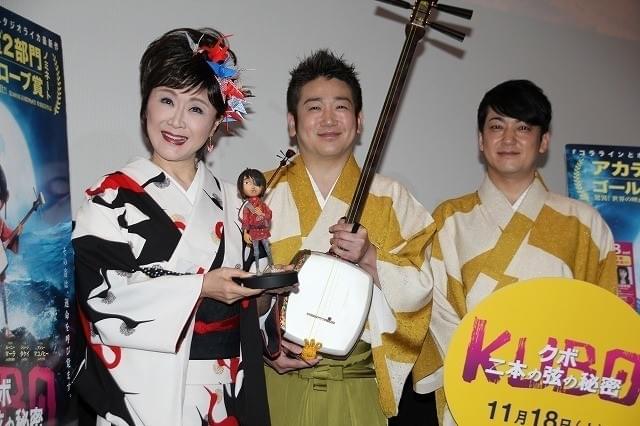 舞台挨拶を行った小林幸子と吉田兄弟