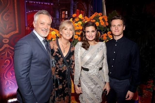 イディナ・メンゼル＆ジョナサン・グロフら