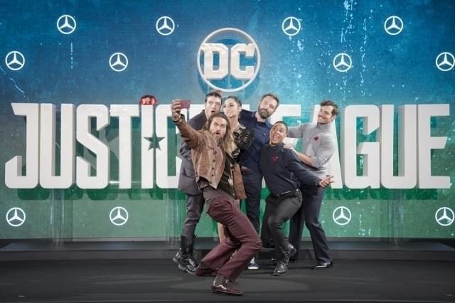 「ジャスティス・リーグ」メンバー、会見でもチームワーク発揮！即席漫才披露!?