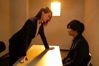 松坂桃李＆沢尻エリカが大バトル！バチバチの火花飛び散る「不能犯」場面写真披露