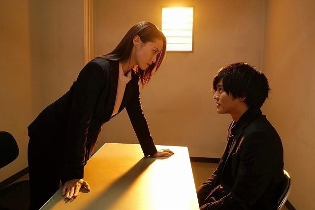 視線で殺す男VSそれが効かない女刑事