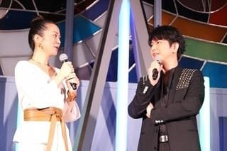 世界にひとつだけ！日劇に「スター・ウォーズ」ライトセーバー型オブジェが点灯