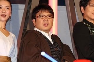 世界にひとつだけ！日劇に「スター・ウォーズ」ライトセーバー型オブジェが点灯