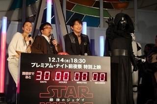 世界にひとつだけ！日劇に「スター・ウォーズ」ライトセーバー型オブジェが点灯