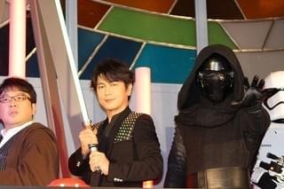 世界にひとつだけ！日劇に「スター・ウォーズ」ライトセーバー型オブジェが点灯