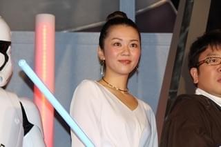 世界にひとつだけ！日劇に「スター・ウォーズ」ライトセーバー型オブジェが点灯