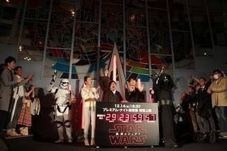 世界にひとつだけ！日劇に「スター・ウォーズ」ライトセーバー型オブジェが点灯