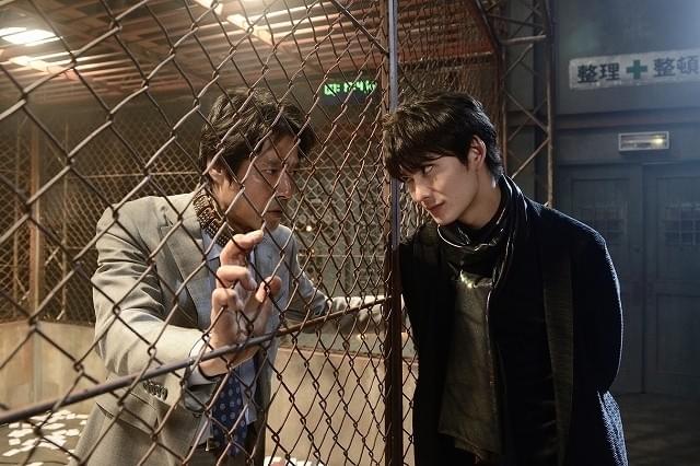 堤真一VS岡田将生！鈴木おさむ原作「名刺ゲーム」金網越しの対峙とらえた場面写真披露