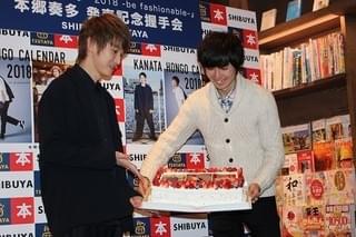 本郷奏多、3年連続タッグを組んだカメラマンのサプライズに大喜び！