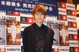 本郷奏多、3年連続タッグを組んだカメラマンのサプライズに大喜び！