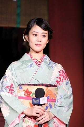 史上初！鎌倉・鶴岡八幡宮で「鎌倉ものがたり」奉納屋外上映 堺雅人＆高畑充希は感激しきり