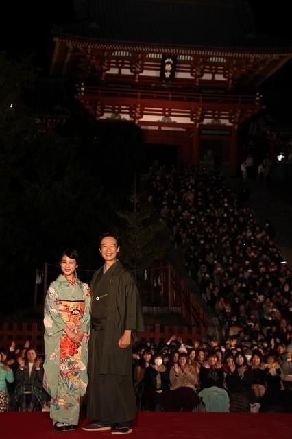 史上初！鎌倉・鶴岡八幡宮で「鎌倉ものがたり」奉納屋外上映 堺雅人＆高畑充希は感激しきり