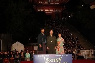 史上初！鎌倉・鶴岡八幡宮で「鎌倉ものがたり」奉納屋外上映 堺雅人＆高畑充希は感激しきり