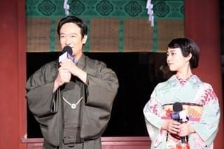 史上初！鎌倉・鶴岡八幡宮で「鎌倉ものがたり」奉納屋外上映 堺雅人＆高畑充希は感激しきり