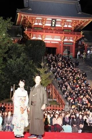史上初！鎌倉・鶴岡八幡宮で「鎌倉ものがたり」奉納屋外上映 堺雅人＆高畑充希は感激しきり