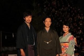 史上初！鎌倉・鶴岡八幡宮で「鎌倉ものがたり」奉納屋外上映 堺雅人＆高畑充希は感激しきり