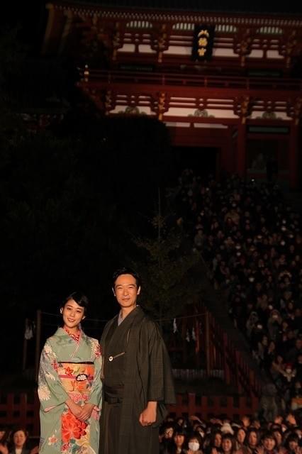史上初！鎌倉・鶴岡八幡宮で「鎌倉ものがたり」奉納屋外上映 堺雅人＆高畑充希は感激しきり
