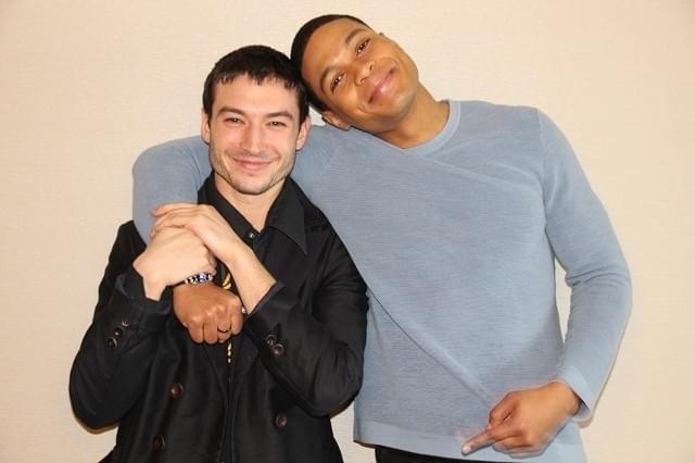 エズラ・ミラー＆レイ・フィッシャー、「ジャスティス・リーグ」の武器は“絆”！