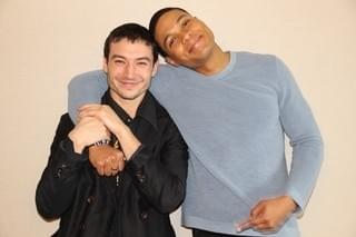 エズラ・ミラー＆レイ・フィッシャー、「ジャスティス・リーグ」の武器は“絆”！