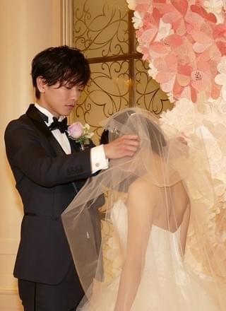 「8年越しの花嫁」佐藤健＆土屋太鳳、花婿＆花嫁姿で登場！“理想の結婚”語る