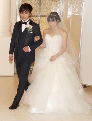 「8年越しの花嫁」佐藤健＆土屋太鳳、花婿＆花嫁姿で登場！“理想の結婚”語る