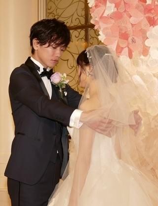 「8年越しの花嫁」佐藤健＆土屋太鳳、花婿＆花嫁姿で登場！“理想の結婚”語る